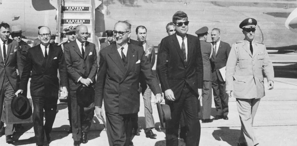 Arturo Frondizi y John F. Kennedy, en el aeropuerto de Palm Beach (EE UU) en 1961. Archivo General de la Nación
