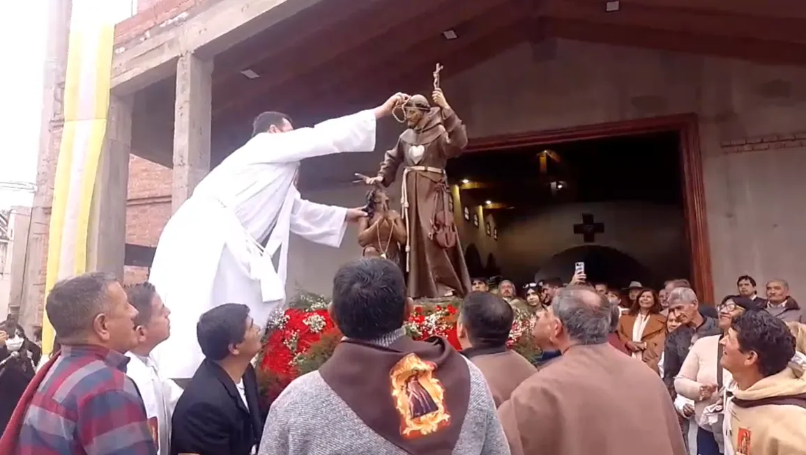 Padre Fessia coloca la medalla a la imagen