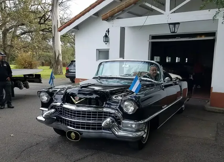 aUTO cADILLAC