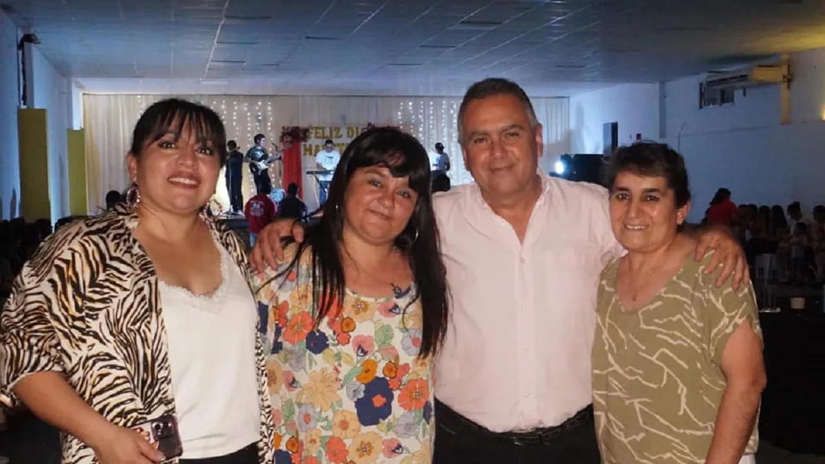 Moisés junto a docentes