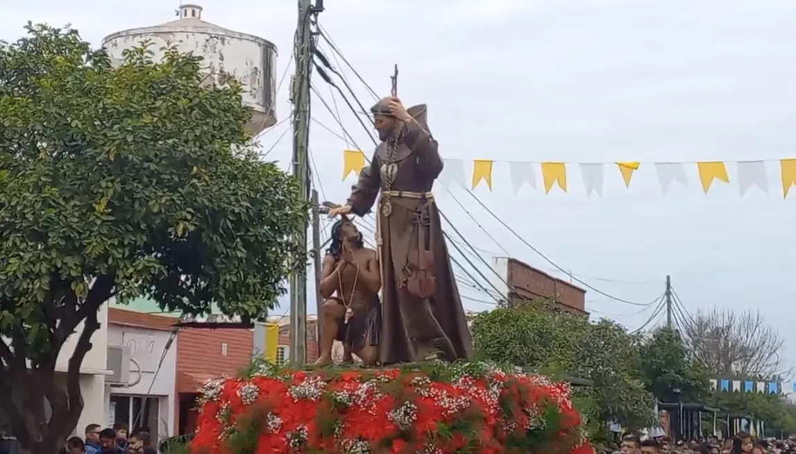 La imagen porta una nueva medalla honorífica