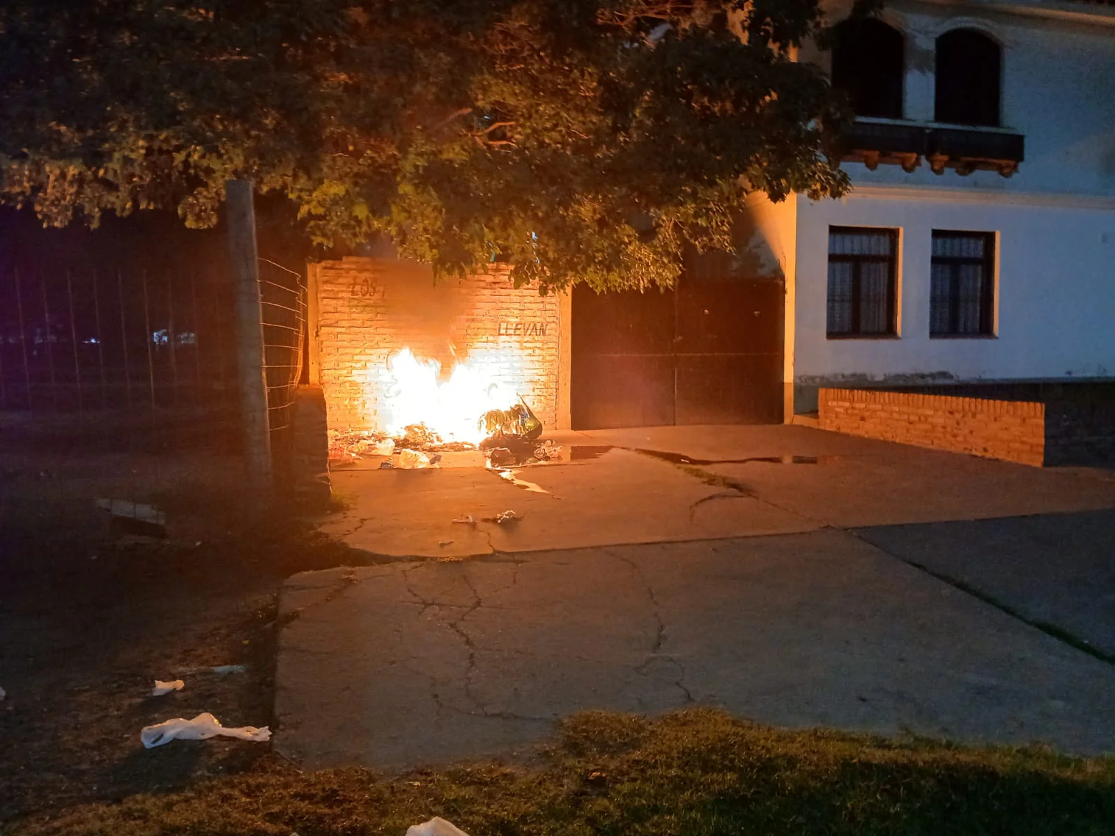 Prendieron fuego un contenedor de residuos en Joaquín V. González