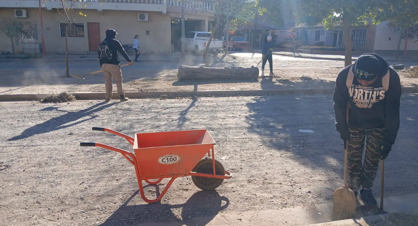 J.V. González: el Municipio realiza un operativo de limpieza en los barrios