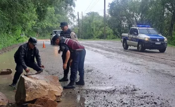 105630-asistencia-policial-a-personas-afectadas-por-las-intensas-lluvias-en-capital-y-valle-de-lerma-20251229142942