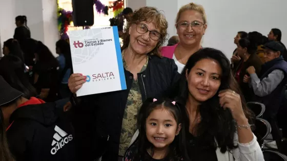 105656-entrega-de-escrituras-de-terrenos-seguridad-juridica-para-las-familias-saltenias