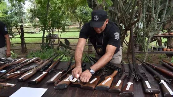 16881-la-policia-secuestro-granadas-explosivos-y-armas-de-fuego-en-una-finca-de-chicoana