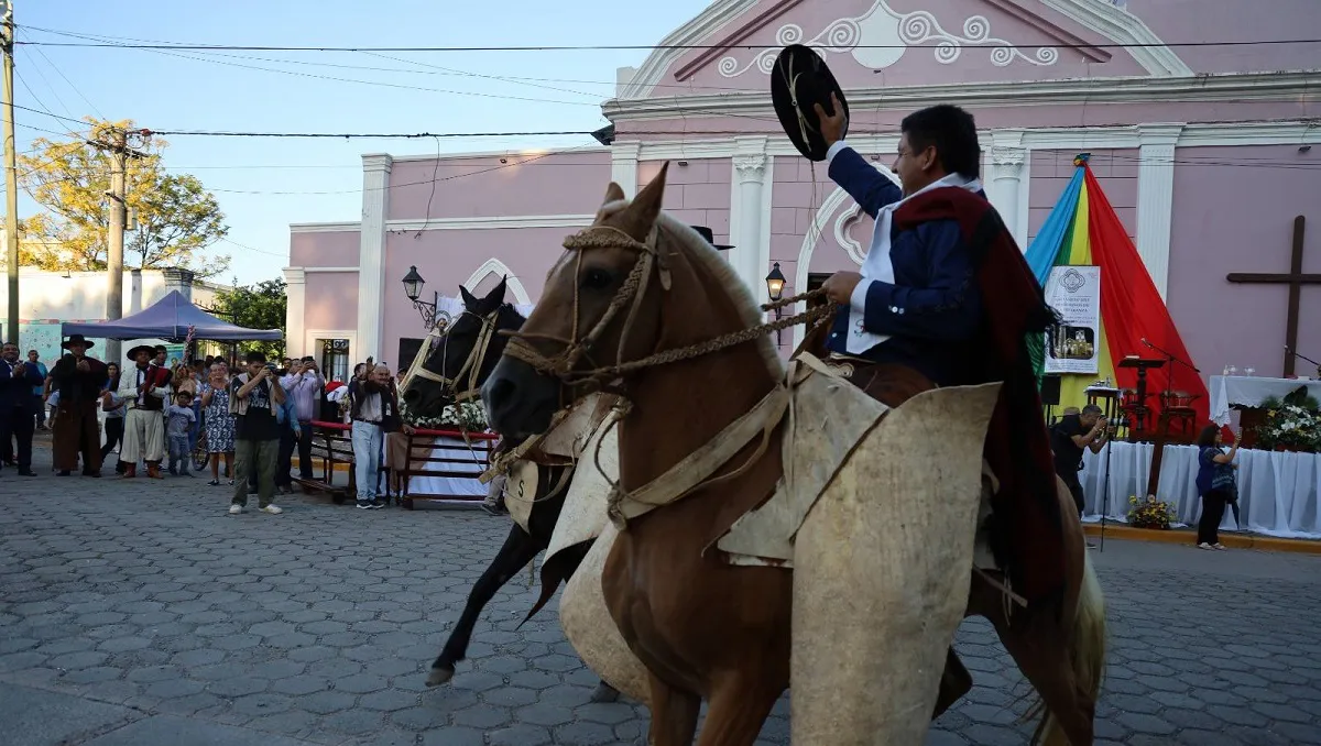 Daniel saludando a José