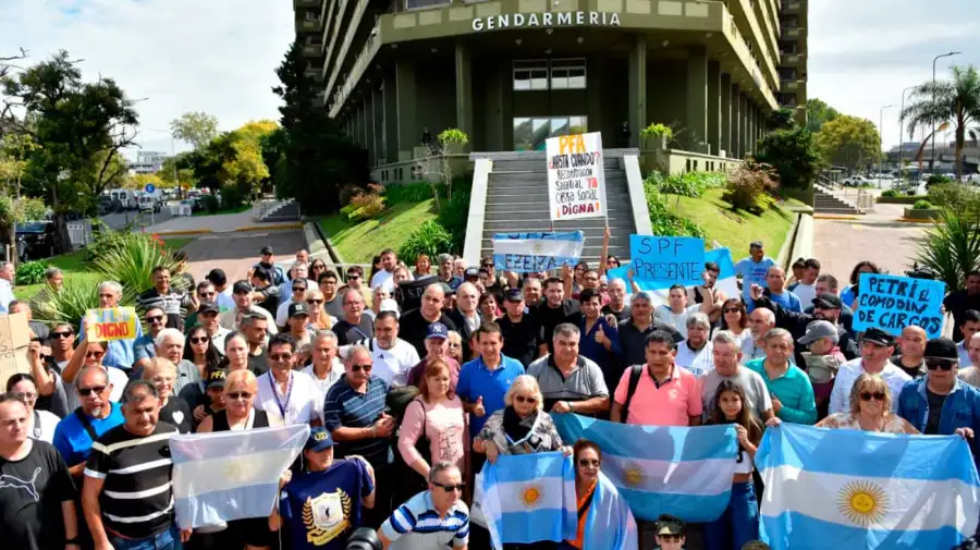 Seguridad abrazo al edificio Centinela