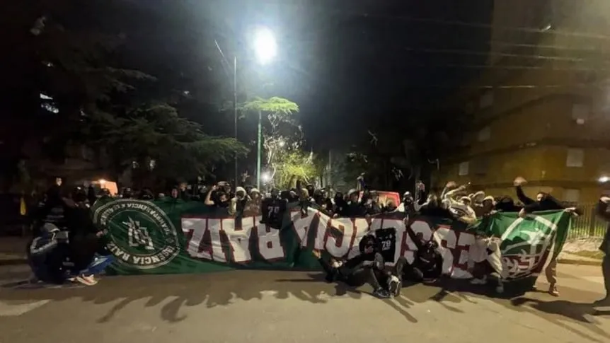 la-barra-brava-de-platense-posa-con-la-bandera-robada-a-fluminensf_862x485