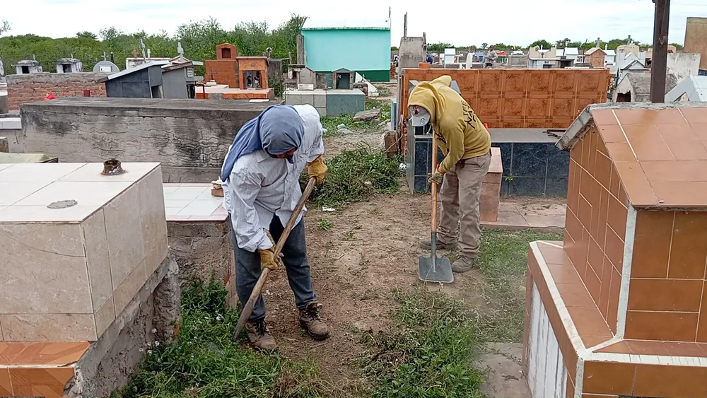 obreros en cementerio
