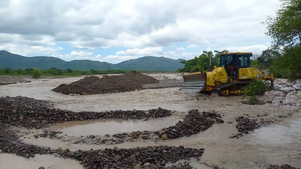maquina trabajando río