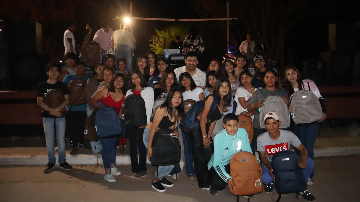 Daniel Ponce entrega de mochilas