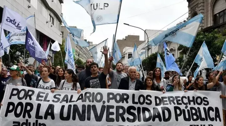 Universitarios