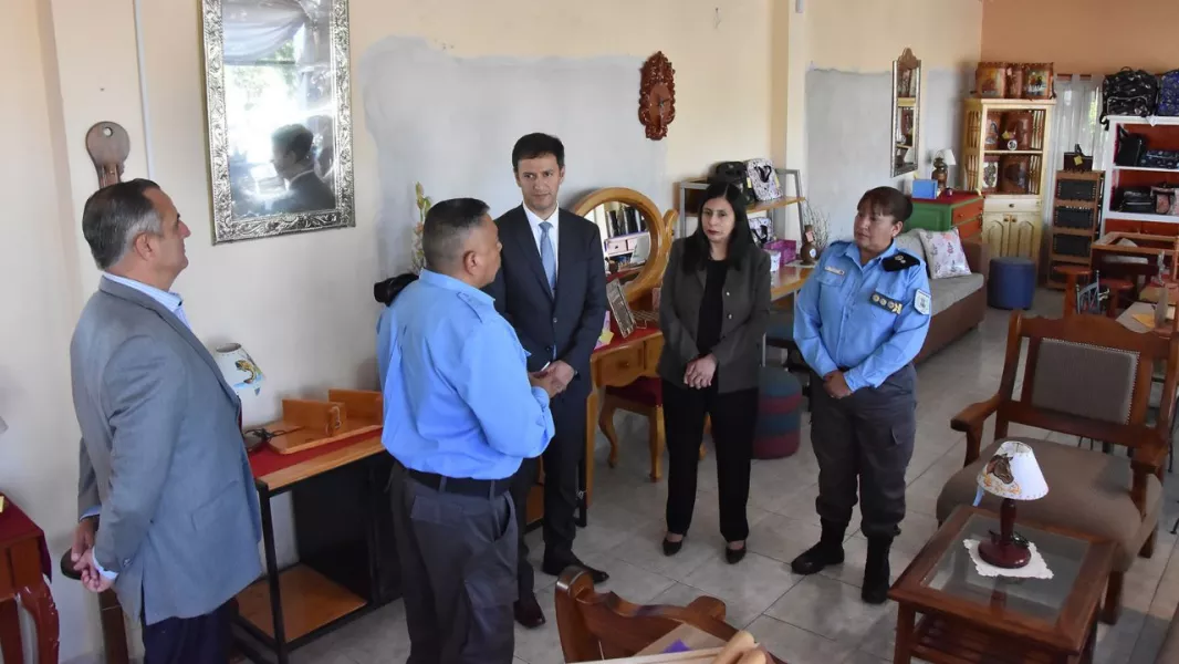 105485-el-secretario-de-justicia-recorrio-los-talleres-y-la-muestra-especial-de-navidad-y-anio-nuevo-del-servicio-penitenciario