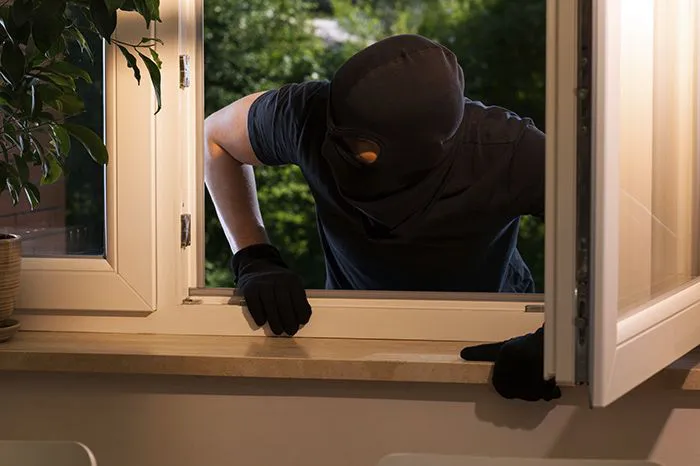 ingresó por la ventana ladrón violento