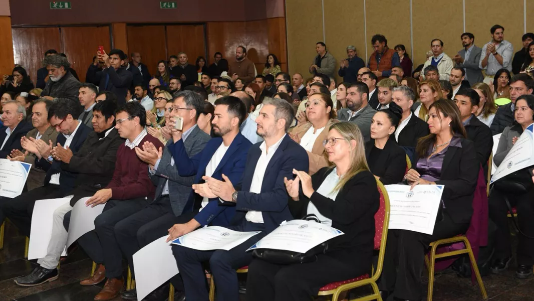 11931-el-gobernador-saenz-distinguio-a-mas-de-80-empresas-que-apostaron-a-la-educacion-y-al-trabajo