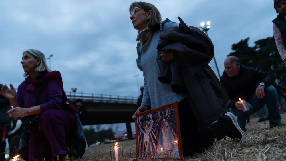 Peregrinos del Milagro caminan hacia Salta
