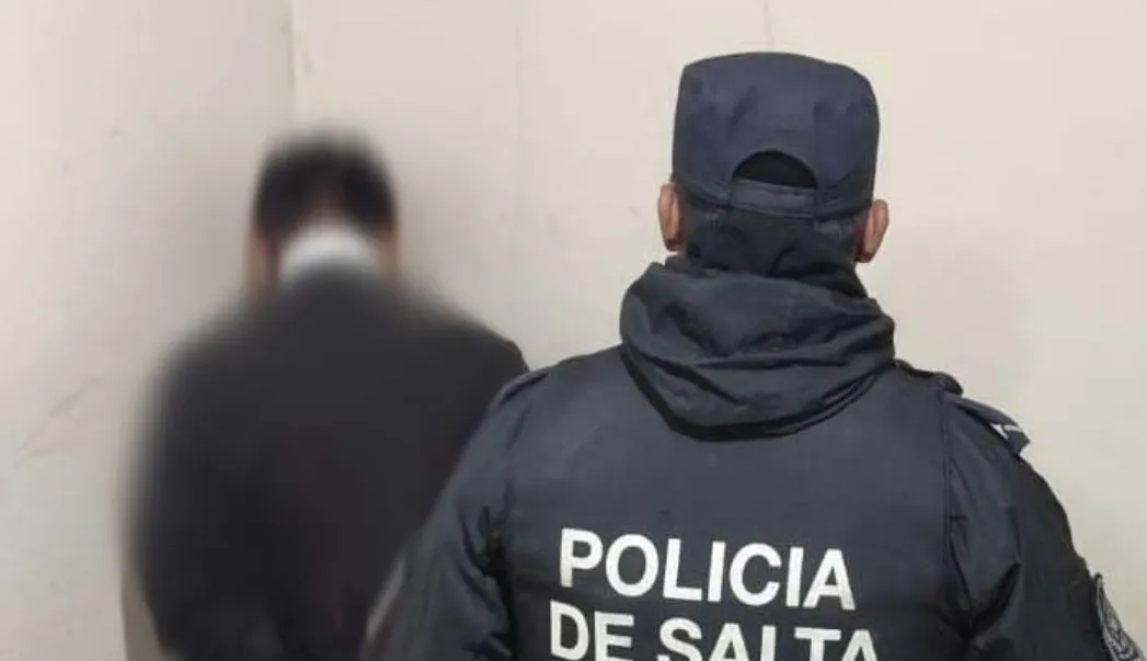 Policía detenido