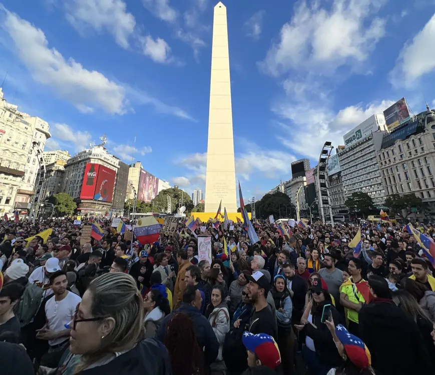 venezolanos-festejan-obelisco-2163989.jfif