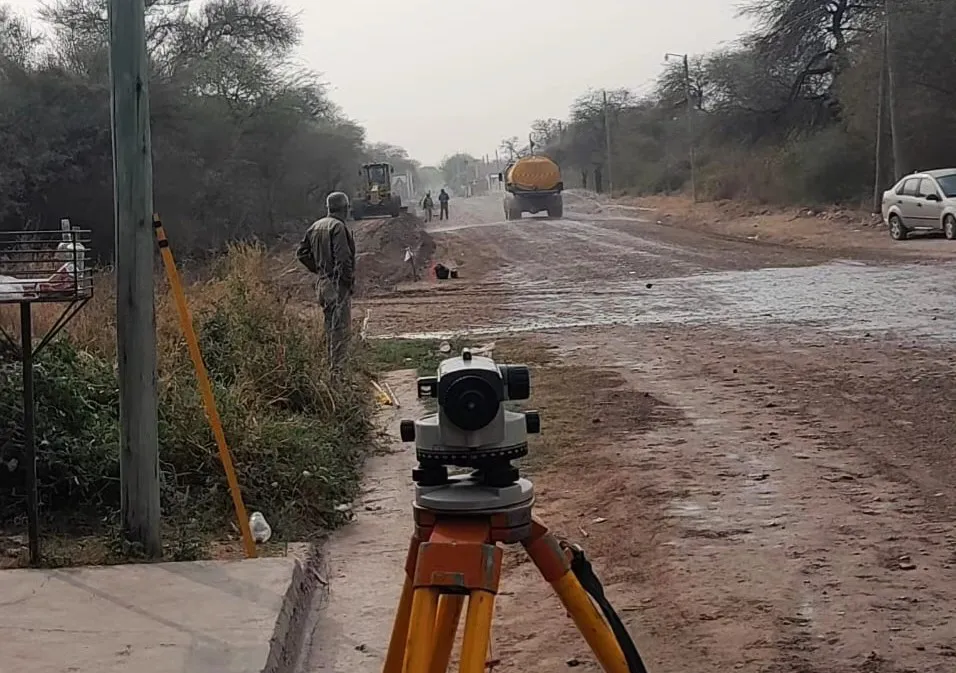 Vereda en Quebrachal camino calle obra