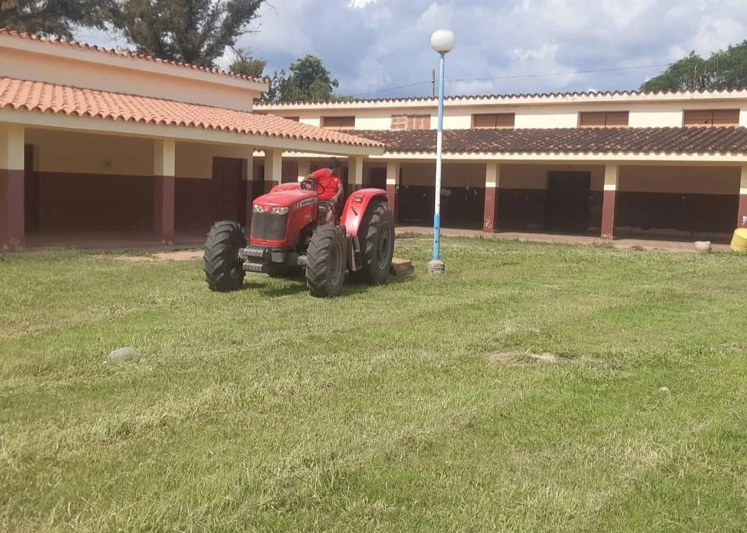escuela tractor saravia