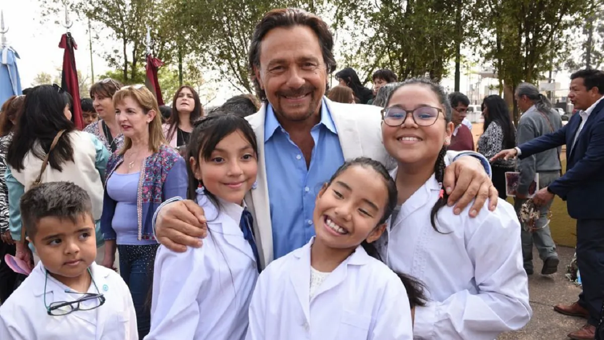 Gobernador junto a niños