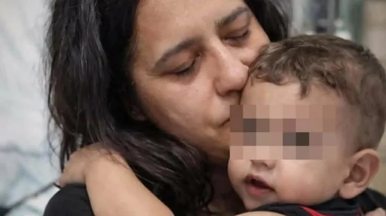 el-pequeno-domenico-junto-a-su-mama-patrizia-mercolino-foto-gentileza-el-espanol-BICL2PHHGFF2BEWINBGP3S3EVE