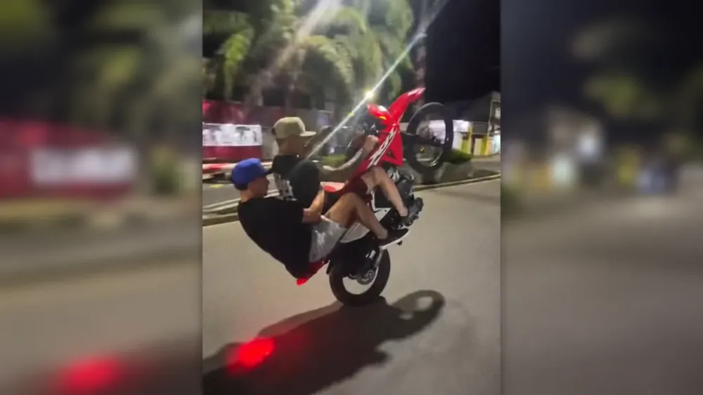 Motos