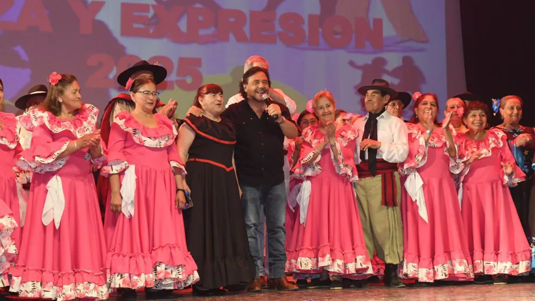 Sáenz con adultos
