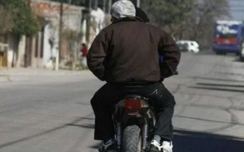 Jóvenes en moto
