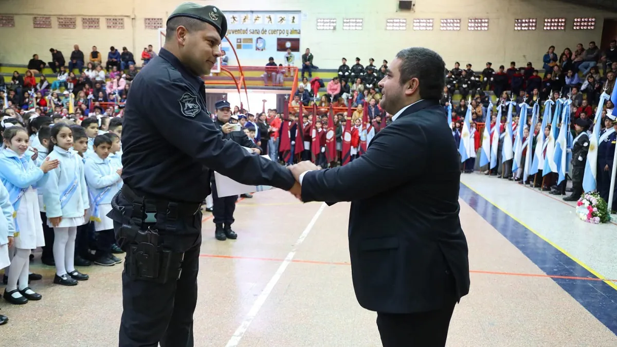 Entrega bandera flameo