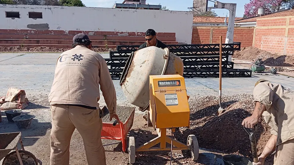 HOMBRES TRABAJANDO